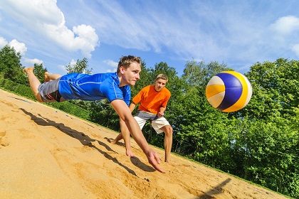 Zwei Männer versuchen den Volleyball im Spiel zu halten